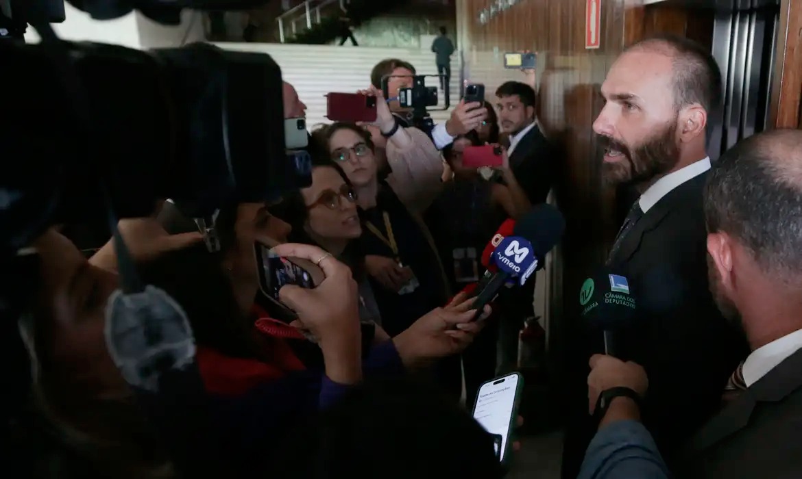STF condena Eduardo Bolsonaro por tentar interferir no processo sobre tentativa de golpe
